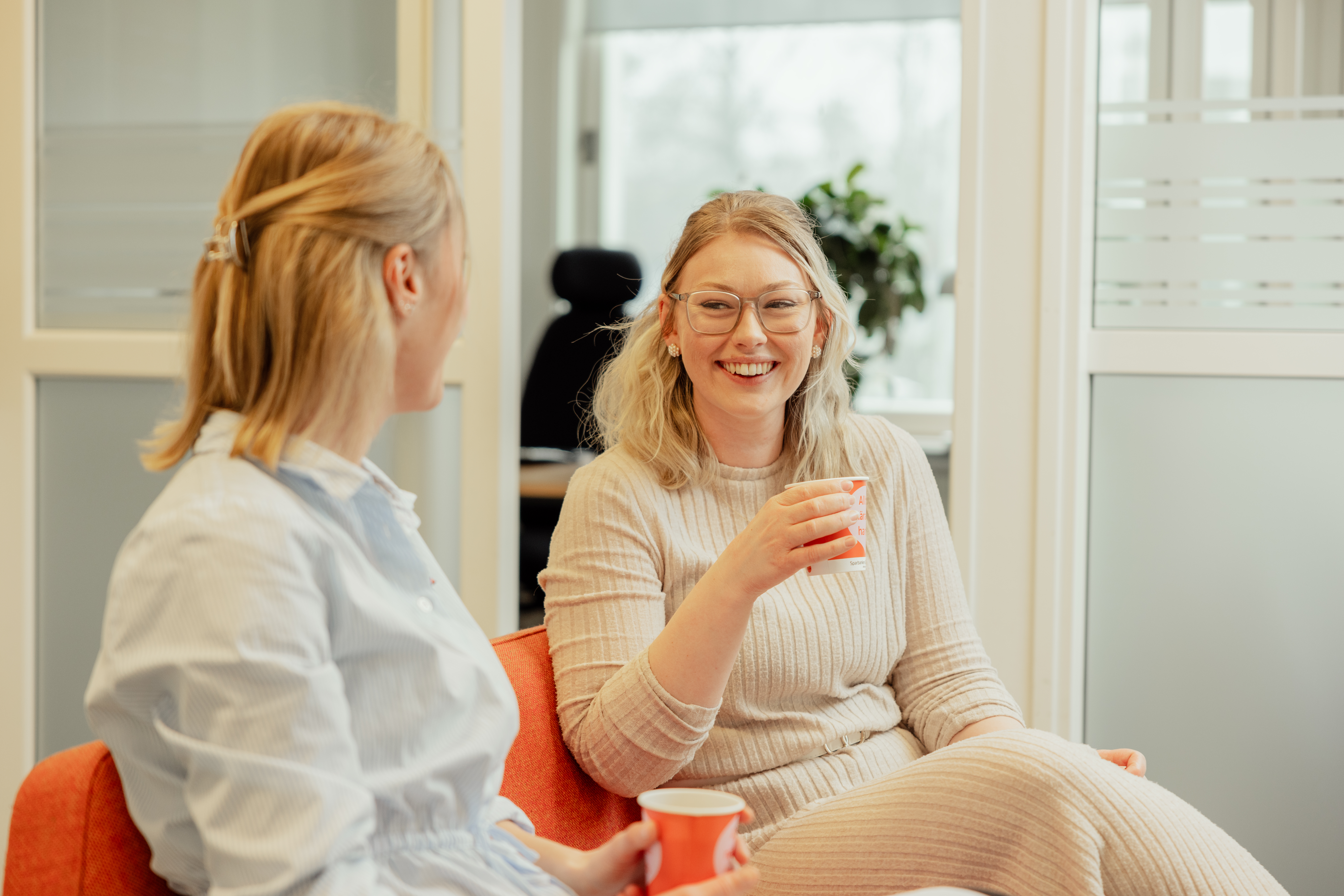 Två kvinnor som pratar